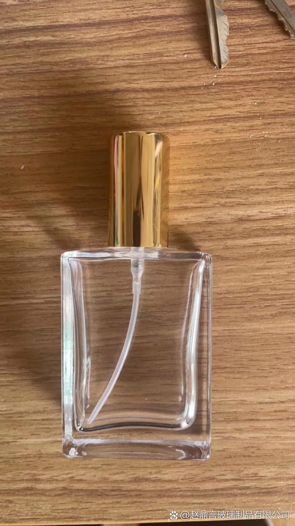 各样规格玻璃瓶,如:香水瓶,化妆品瓶,酒瓶,只要是玻璃制品都可以生产